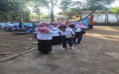 Menyambut Siswa Datang, Para Pendidik SMPN 2 Tragah Menerapkan Senyum, Salam, Sapa, Sopan, dan Santun